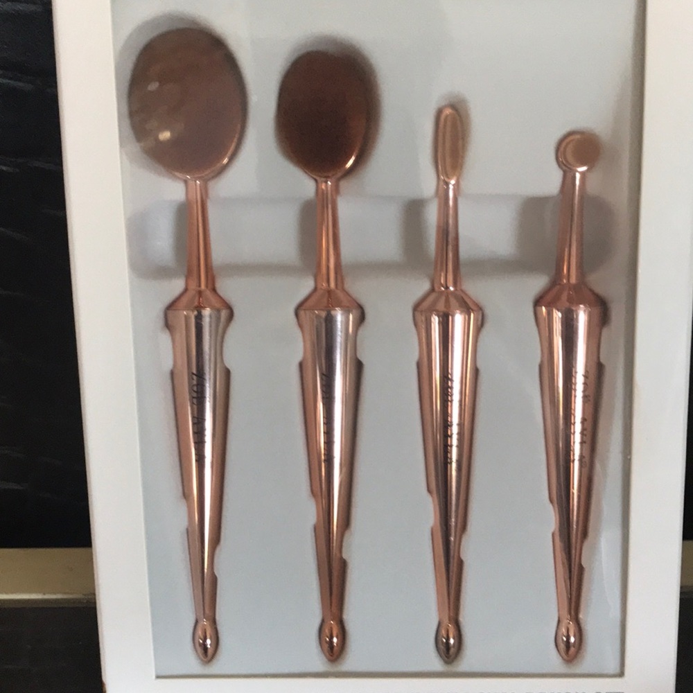 Brand new Set of 4 Zoe Ayla premium oval brush set - Picture 3 of 5